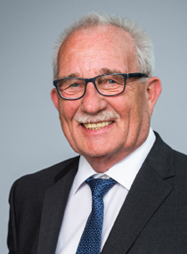 Portrait photo of Dr Bernhard Thies.