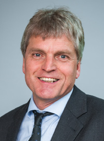 Portrait photo of Mr Peter Maas.